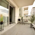 Ultimate Living Experience - Modern & Free Parking Near Romexpo Apartament