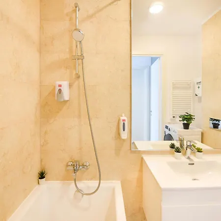 Ultimate Living Experience - Modern & Free Parking Near Romexpo Apartmán *