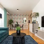 Apartment Ultimate Living Experience - Modern & Free Parking Near Romexpo Bucharest