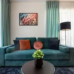 Ultimate Living Experience - Modern & Free Parking Near Romexpo
