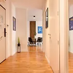 Ultimate Living Experience - Modern & Free Parking Near Romexpo