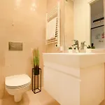 Apartment Ultimate Living Experience - Modern & Free Parking Near Romexpo