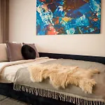 Ultimate Living Experience - Modern & Free Parking Near Romexpo *