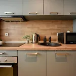 Ultimate Living Experience - Modern & Free Parking Near Romexpo Apartment *