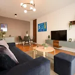 Ultimate Living Experience - Modern & Free Parking Near Romexpo Apartment *
