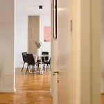 Apartment Ultimate Living Experience - Modern & Free Parking Near Romexpo