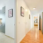 Apartment Ultimate Living Experience - Modern & Free Parking Near Romexpo *