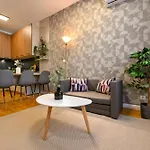 Ultimate Living Experience - Modern & Free Parking Near Romexpo