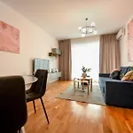 Ultimate Living Experience - Modern & Free Parking Near Romexpo Apartment