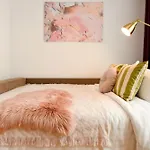 Apartment Ultimate Living Experience - Modern & Free Parking Near Romexpo