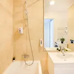 Ultimate Living Experience - Modern & Free Parking Near Romexpo Apartment *