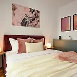 Ultimate Living Experience - Modern & Free Parking Near Romexpo