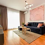 Ultimate Living Experience - Modern & Free Parking Near Romexpo Apartment