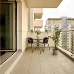 Ultimate Living Experience - Modern & Free Parking Near Romexpo Apartment