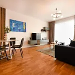Apartment Ultimate Living Experience - Modern & Free Parking Near Romexpo *