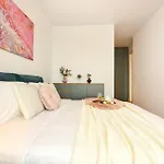 Apartment Ultimate Living Experience - Modern & Free Parking Near Romexpo *