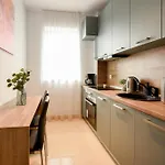 Ultimate Living Experience - Modern & Free Parking Near Romexpo Apartment
