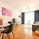 Ultimate Living Experience - Modern & Free Parking Near Romexpo *