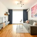 Ultimate Living Experience - Modern & Free Parking Near Romexpo Apartment