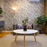 Ultimate Living Experience - Modern & Free Parking Near Romexpo Apartment