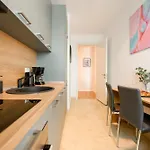 Apartment Ultimate Living Experience - Modern & Free Parking Near Romexpo