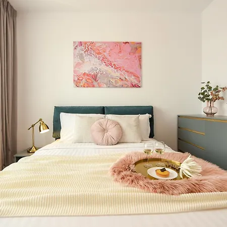 Ultimate Living Experience - Modern & Free Parking Near Romexpo