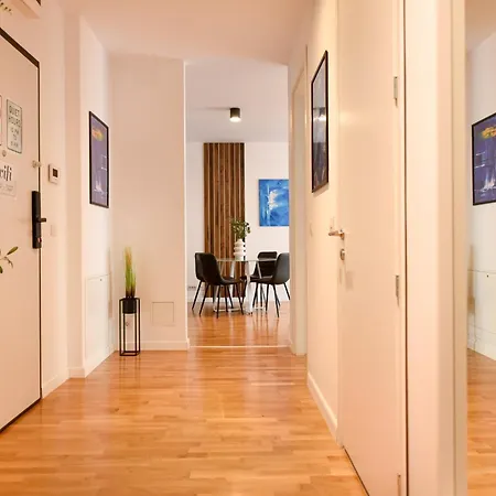 Ultimate Living Experience - Modern & Free Parking Near Romexpo
