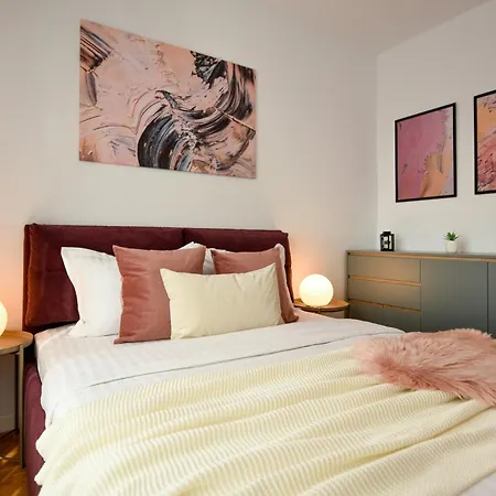 Ultimate Living Experience - Modern & Free Parking Near Romexpo