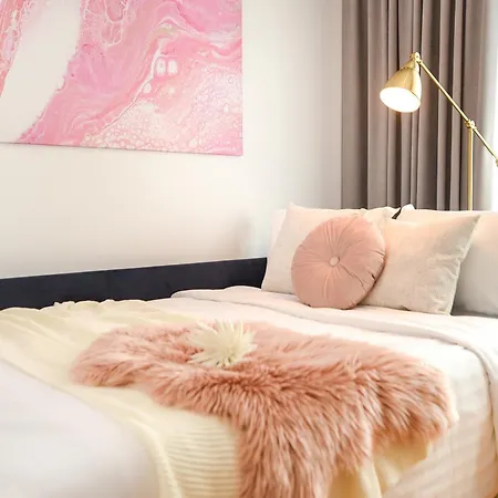 Ultimate Living Experience - Modern & Free Parking Near Romexpo *