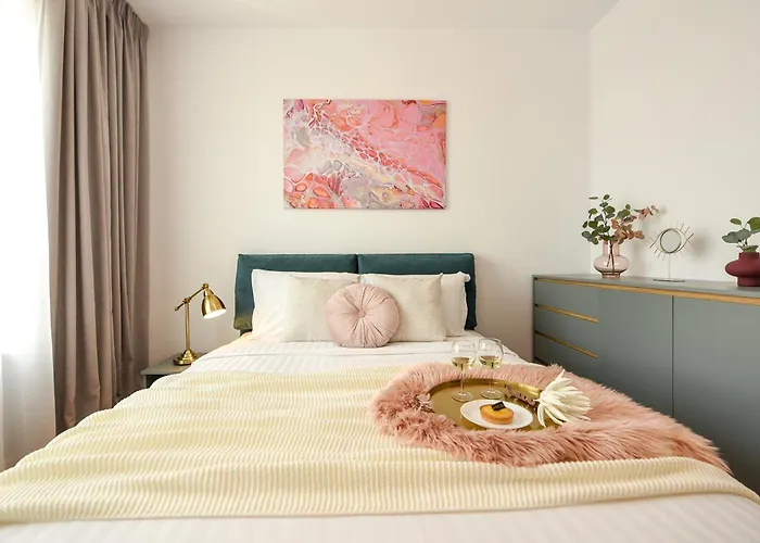 Ultimate Living Experience - Modern & Free Parking Near Romexpo