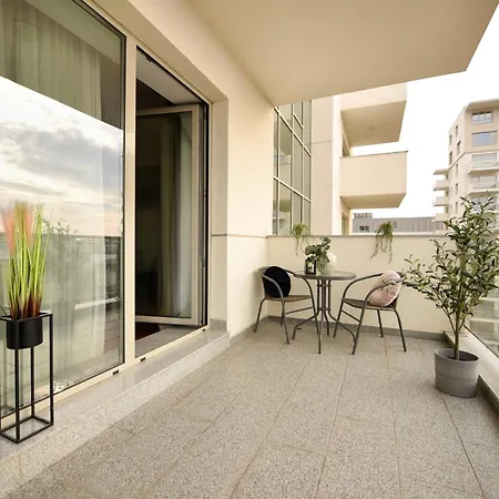 Ultimate Living Experience - Modern & Free Parking Near Romexpo 公寓