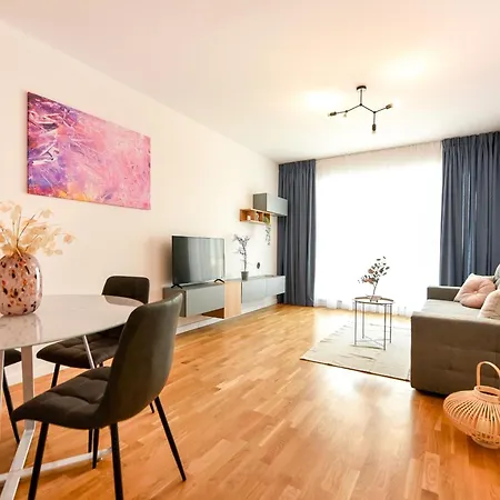 Ultimate Living Experience - Modern & Free Parking Near Romexpo *